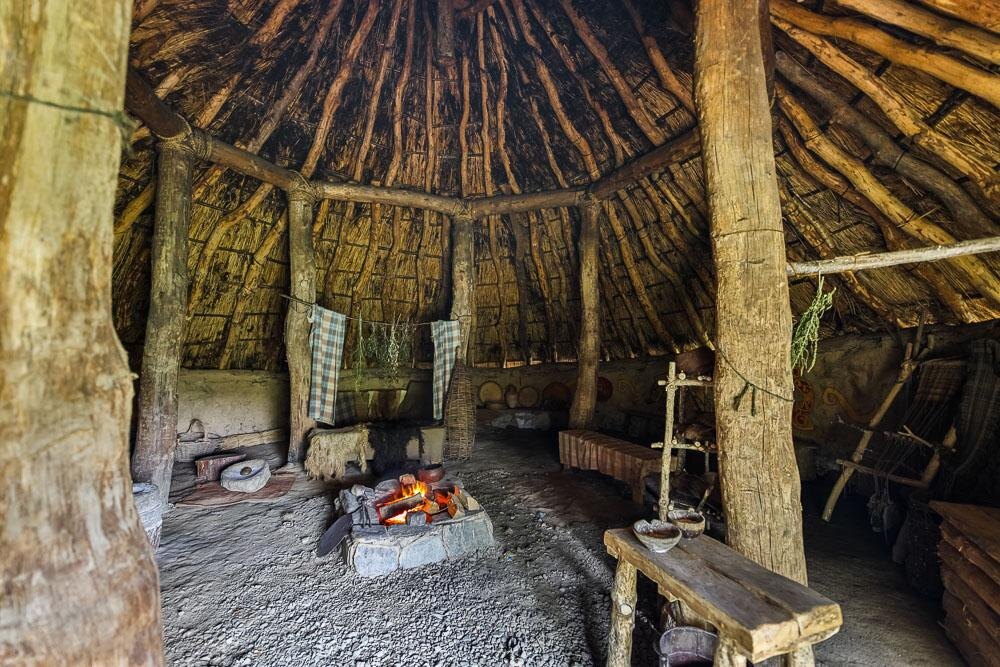 внутри хижины
