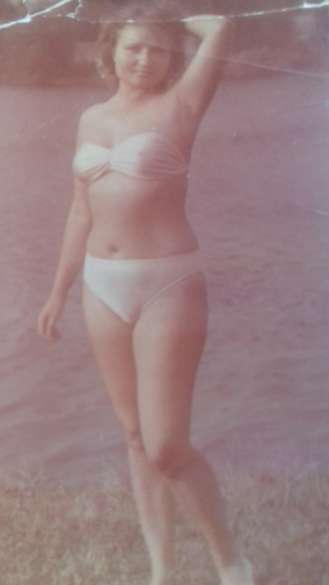 Я на  местной речке.город Кореновск, Краснодарский край.1989 год. Мое фото как доказательство, что я жила и работала в Кореновске. Да еще запись о стаже в трудовой книге.