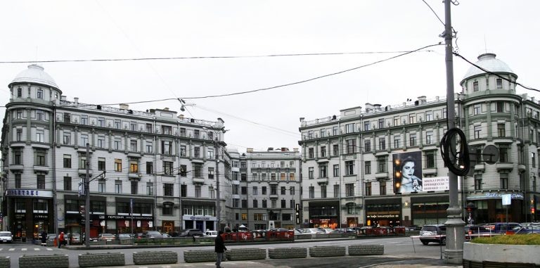 Историческое здание расположено на пересечении Кузнецкого Моста и Большой Лубянки.