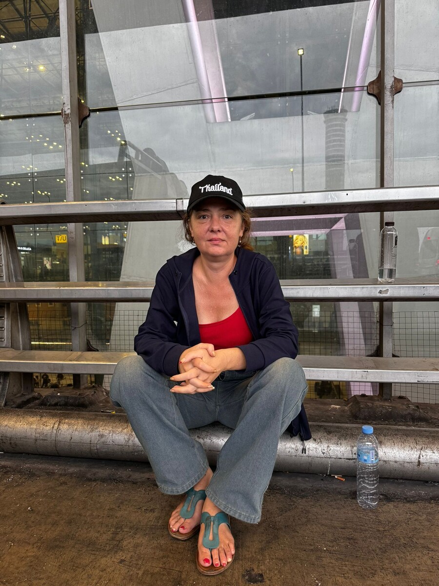 Полторы недели без душа, без денег, еды и телефона.  Для женщины - это трэш! 