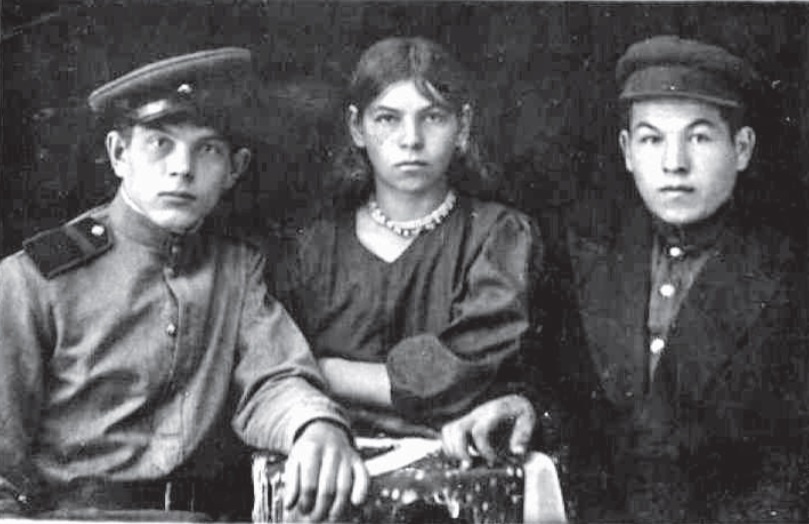 Костеневич Леонид, Надежда и Иван – дети Петра Павловича. 1946 год.