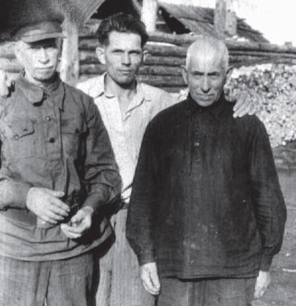 На переднем плане – братья Костеневич Николай и Пётр. 1959 год.