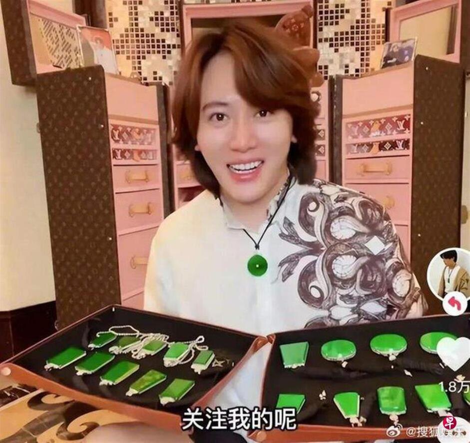 Ван Хунцюаньсин со своей коллекцией нефрита, гугл-картинки