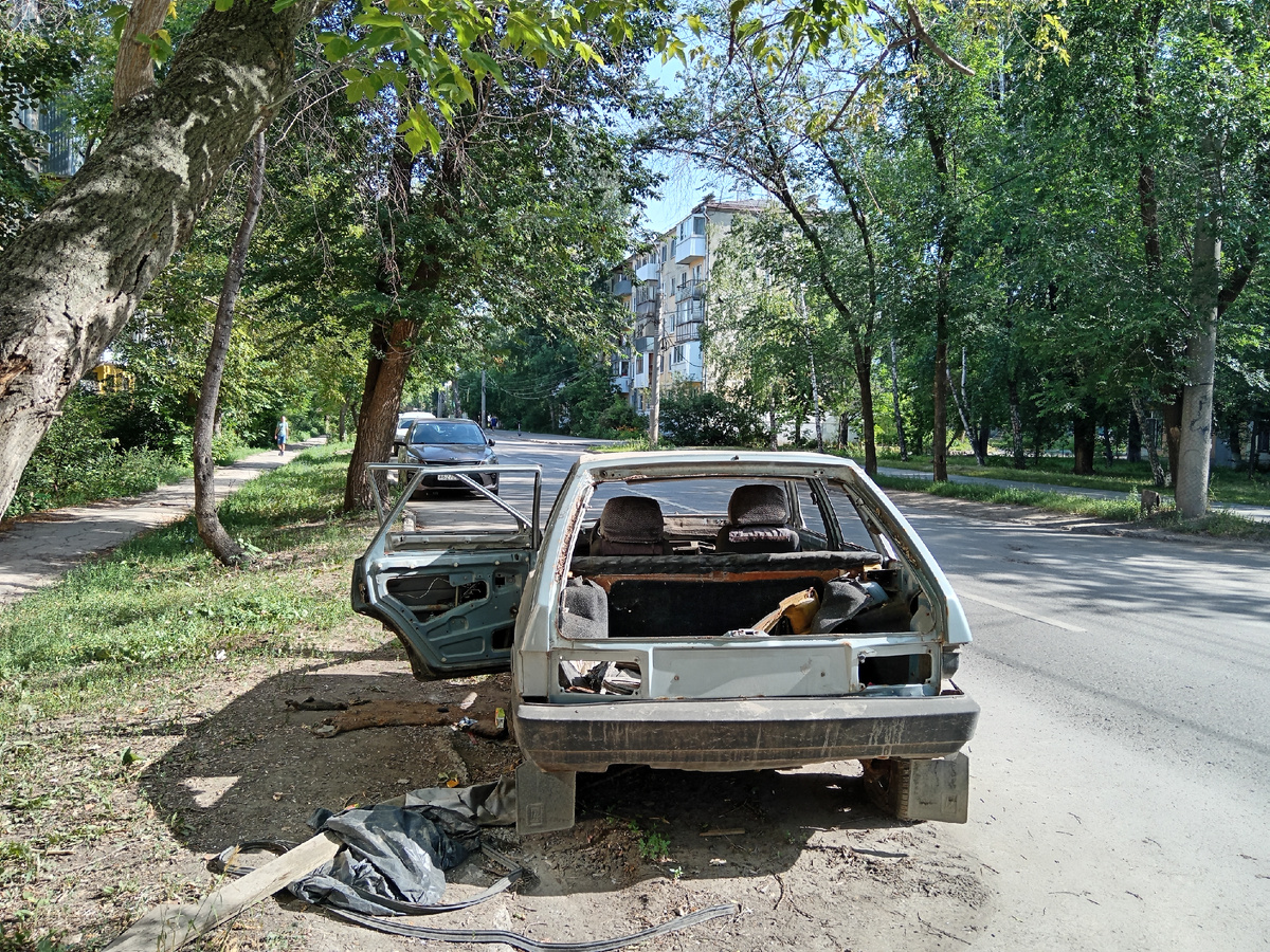 Автомобиль на ул. Дзержинского в Самаре. Июль 2024. Фото автора. 