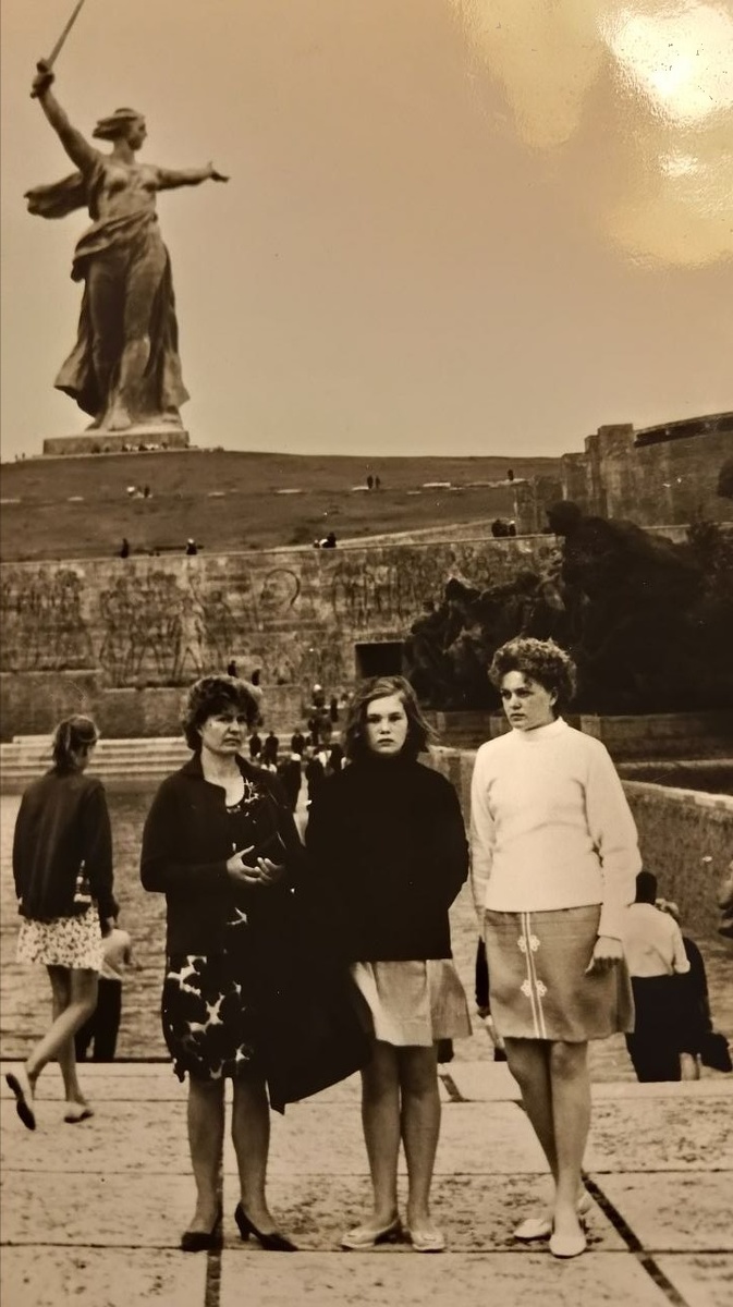 Слева направо: бабушка, мама, тетя.