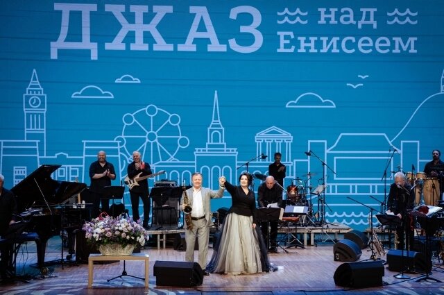    Руководитель фестиваля Игорь Бутман и оперная певица Хибла Герзмава. Фото: Из личного архивa/  Игорь Бутман