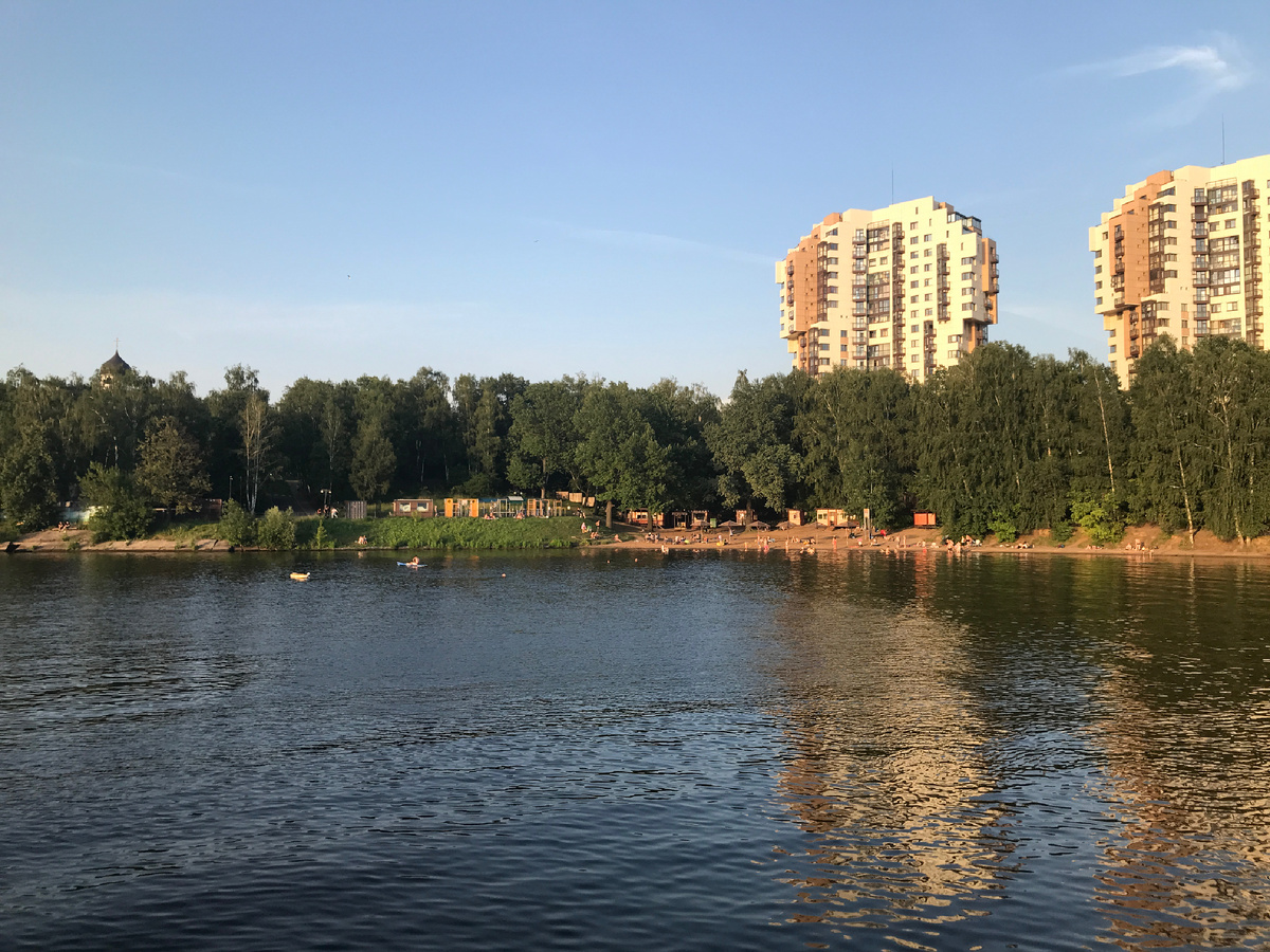 В Москве жара - люди купаются в Москве-реке, я плыву на речном трамвайчике и им завидую)))