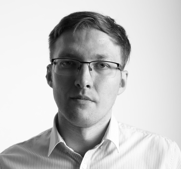 Член Союза педиатров России Дмитрий Малых рассказал, что в такую погоду значительно повышается риск получить тепловой удар, который может привести к поражению внутренних органов: