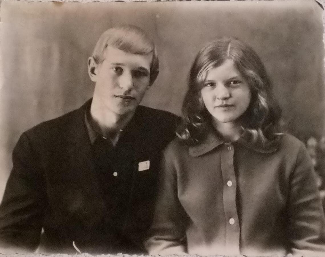 23  августа 1970-го г. Ещё до свадьбы 4 года. Галочка окончила 10 классов,  её жених Василий — 1-й курс института. Любовь свою пронесли сквозь  десятилетия.