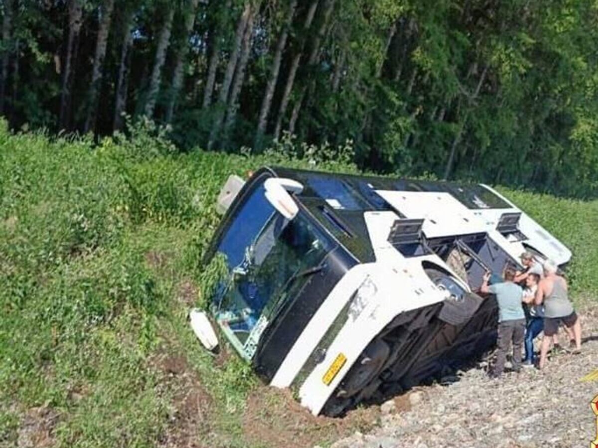    Место ДТП, где рейсовый автобус съехал с дороги и опрокинулся в Топкинском районе Кузбасса© Фото : Полиция Кузбасса/ВКонтакте