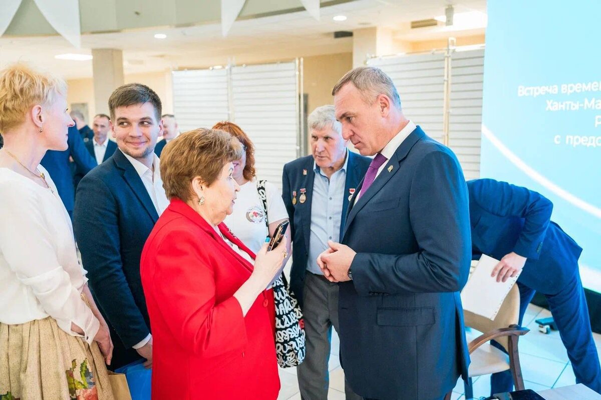    Жители Югры предпочитают прямое общение с главой Югры Русланом Кухаруком