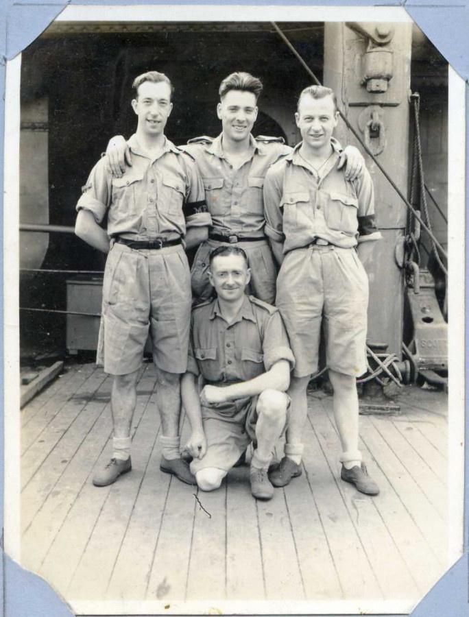 Автор рисунков крайний слева. В начале 1939 года Дес Беттани и несколько его друзей вступили в Территориальную армию (Королевской артиллерии) и были мобилизованы в августе того же года. Младший бомбардир Беттани воевал во Франции и Бельгии в составе 88-го полевого полка Королевской артиллерии, укомплектованного 25-фунтовыми полевыми орудиями, а после эвакуации из Дюнкерка служил в различных местах на юге Англии, готовясь к ожидаемому немецкому вторжению. Затем его отправили на Дальний Восток на войсковом транспорте «Empress of Canada» через Фритаун (Западная Африка), Кейптаун и Коломбо, Цейлон (Шри-Ланка). В ходе Малайской кампании он сражался с японцами при Ипохе и Алор Стар. Он находился в Куантане на восточном побережье, у которого японской авиацией были потоплены Корабли Его Величества «Принс оф Уэльс» и «Репалс». В составе 8-й австралийской дивизии и 9-й индийской бригады он участвовал в большинстве боевых действий в Малайе вплоть до капитуляции в Сингапуре в феврале 1942 года. В период нахождения в своем первом лагеря на шоссе Таунер, Дес был одним из многих военнопленных, работавших в Сингапуре и восстанавливавших поврежденное трофейное оборудование для нужд Японской армии. Позже, переведенный в тюрьму Чанги, Дес попал в рабочие бригады, которым, помимо прочего, требовалось расчистить болотистую местность для строительства аэродрома на месте нынешнего международного аэропорта Чанги. Перед одной из групп военнопленных стояла задача разбирать поврежденные автомобили на запчасти, иногда с помощью совершенно неподходящих инструментов. Тогда же началось организованное сопротивление военнопленных. Акты саботажа были сопряжены с большим риском, тем не менее, предпринимались дерзкие акции, при которых в интересах военнопленных нередко использовалась доверчивость малообразованных японских охранников. Например, пленные получали на складах бензин для парового (!!!) дорожного катка, а затем обменивал его на черном рынке на продукты питания.
Дес всегда носил с собой небольшие альбомы и записывал свои воспоминания о боевых действиях в Малайе и Сингапуре, а также делал наброски и рисунки карандашом, тушью, акварелью и пастелью. Он продолжал вести свои дневники в качестве военнопленного.