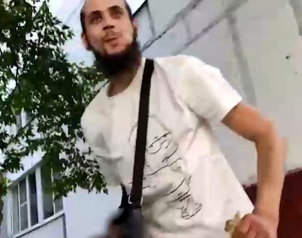 Любитель пообщаться с мальчиками явно был под воздействием каких-то веществ. 