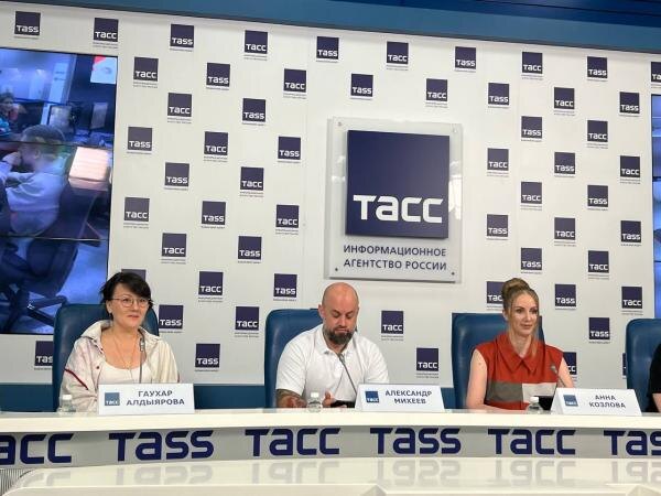 На фо­то сле­ва нап­ра­во: гла­ва мос­ков­ско­го под­раз­де­ления груп­пы ком­па­ний "Лес­та Иг­ры" Гау­хар Ал­дыя­ро­ва, ге­нераль­ный ди­рек­тор Ас­со­циа­ции про­фес­сио­на­лов ин­дус­трии опе­риро­вания и раз­ра­бот­ки игр (АП­РИО­РИ) Алек­сандр Ми­хеев, ру­ково­дитель ком­па­нии "Иг­роп­ром" Ан­на Коз­ло­ва
