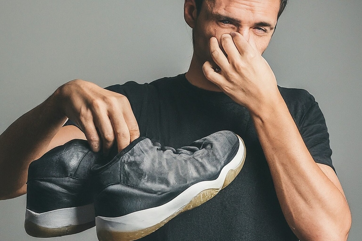     Устали от вонючей обуви летом? Простой лайфхак, как избавиться от запаха за 60 минут