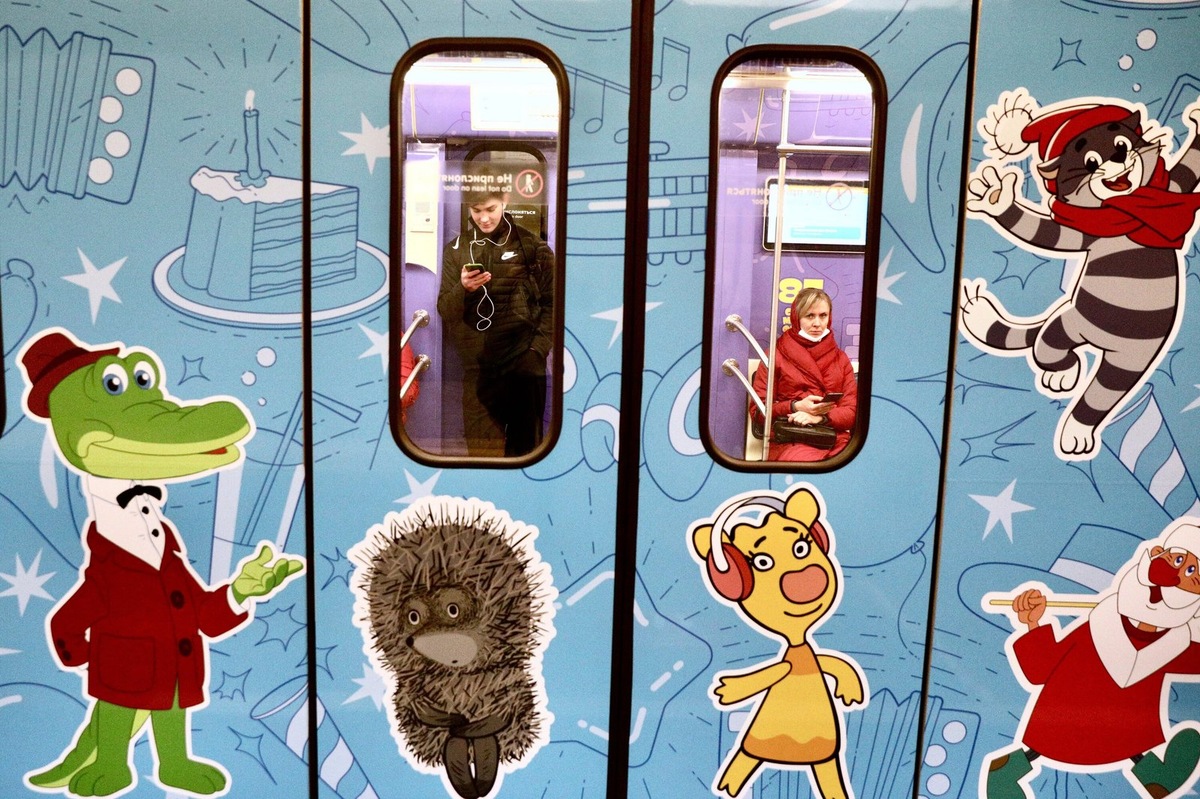 На разных ветках московского метро можно встретить необычные тематические поезда, оригинально оформленные снаружи и внутри. Они появляются каждый год по случаю памятных событий, праздников и юбилеев.-2