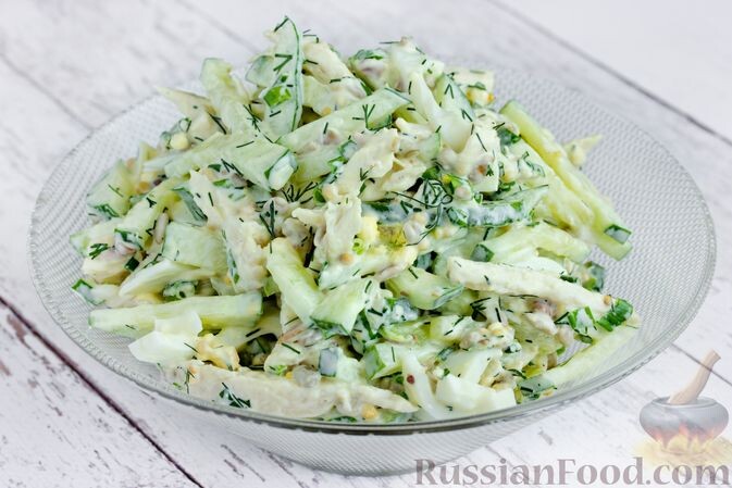 куриное филе, огурцы свежие, яйца, лук зелёный, зелень укропа, семена подсолнечника, майонез, горчица, соль, перец чёрный молотый