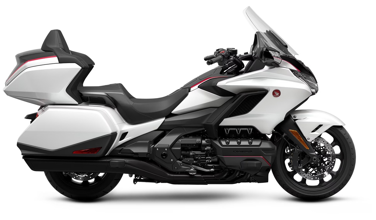 Honda Gold Wing занимает лидирующие позиции среди роскошных туристических мотоциклов, оснащенных надежным горизонтально-оппозитным 6-цилиндровым двигателем объемом 1833 куб. см .-2