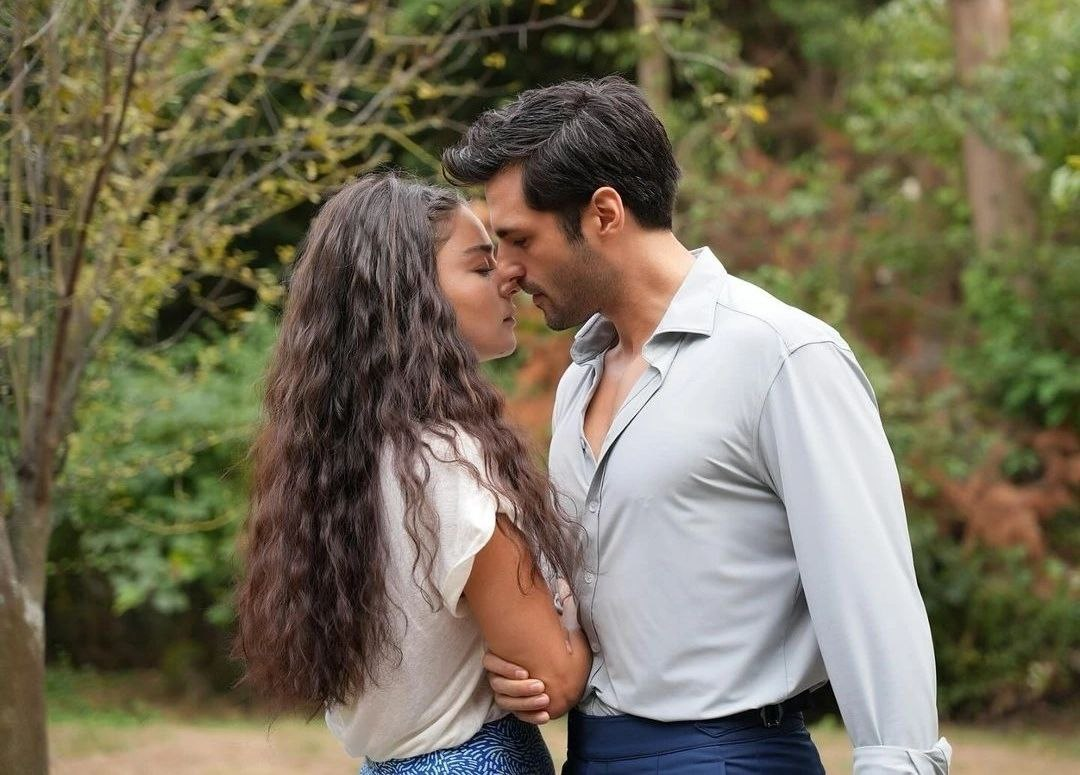 Актеры сериала Узы судьбы Серкан Чайоглу и Айча Айшин