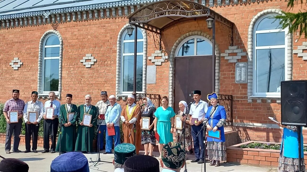 Тюменские татары возле мечети. Никаких хиджабов / Фото: rayon72.ru