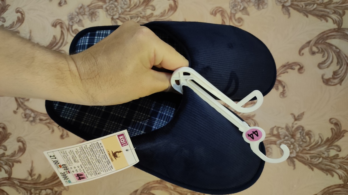 Фото автора канала, тапочки из КАРИ