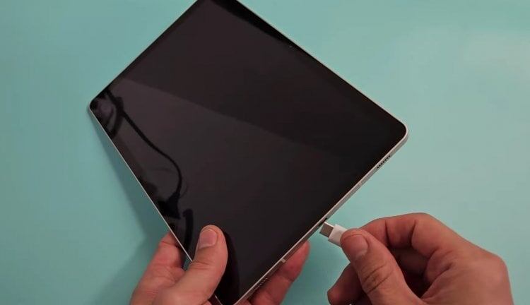    Если планшет не включается, поставьте его сначала на зарядку. Фото: WorldofTech