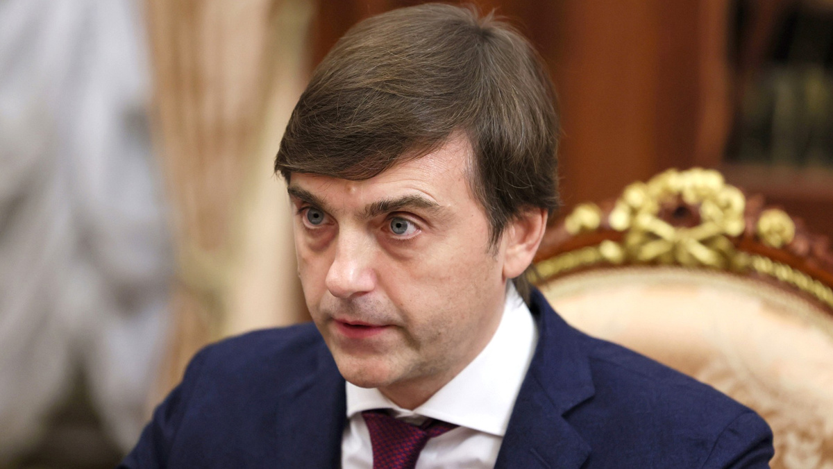 Министр просвещения РФ во время встречи
