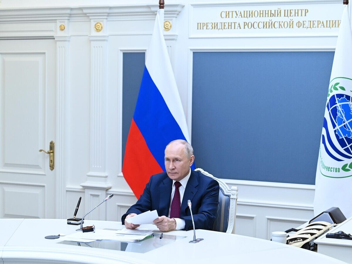    Президент РФ Владимир Путин принимает в режиме видеоконференции участие в заседании Совета глав государств – членов ШОС© РИА Новости / Александр Казаков