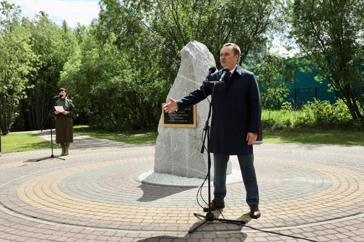    Максим Слепов показал, как будет выглядеть памятник Подвигу медработникам