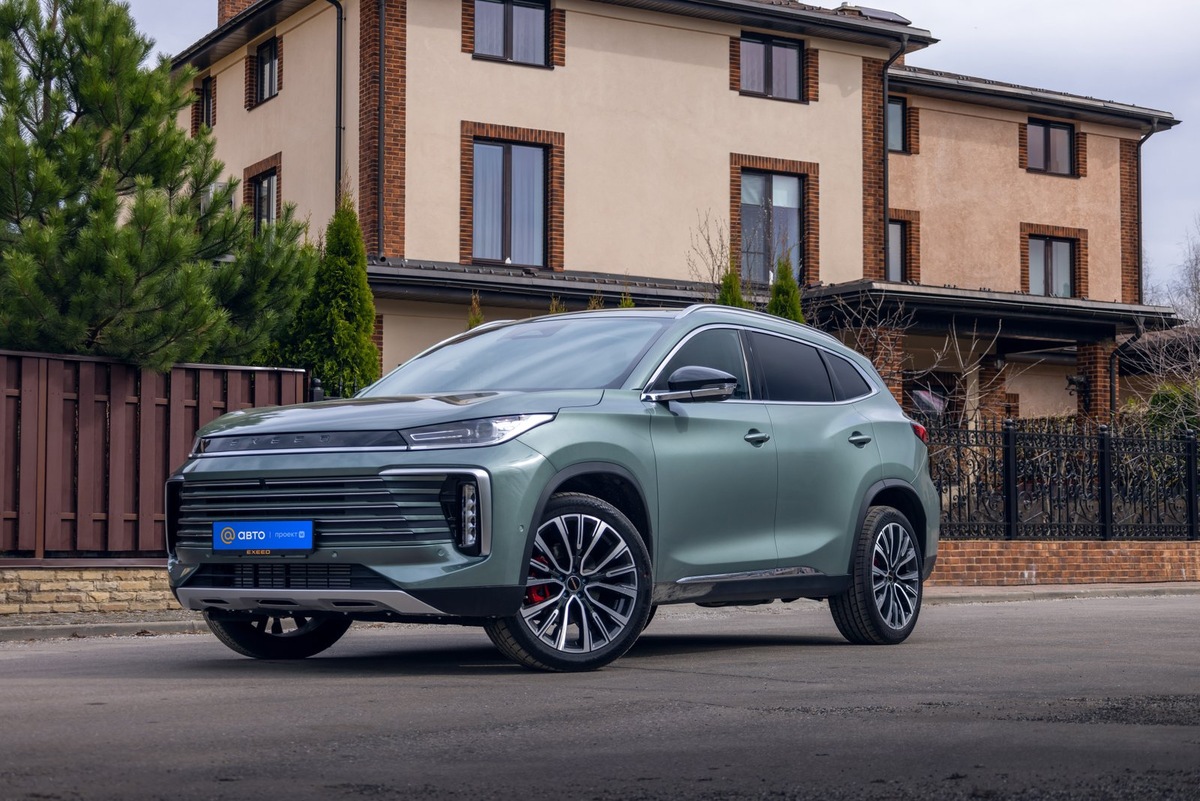    Палитра по-прежнему включает в себя семь цветов, но набор изменился – остались белый, серебристый, черный и темно-серый, к ним добавились синий и два зеленых оттенка