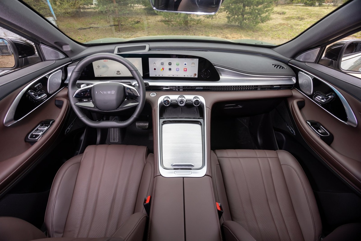    Интерьер может быть классическим черным или более изысканным коричневым. Красивая многоцветная атмосферная подсветка – во всех комплектациях, кроме базовой (та предлагает лишь два цвета)