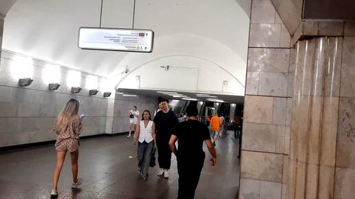 Станция метро Курская кольцевой линии в Москве коричневой ветки, обзор внутри вестибюля остановки