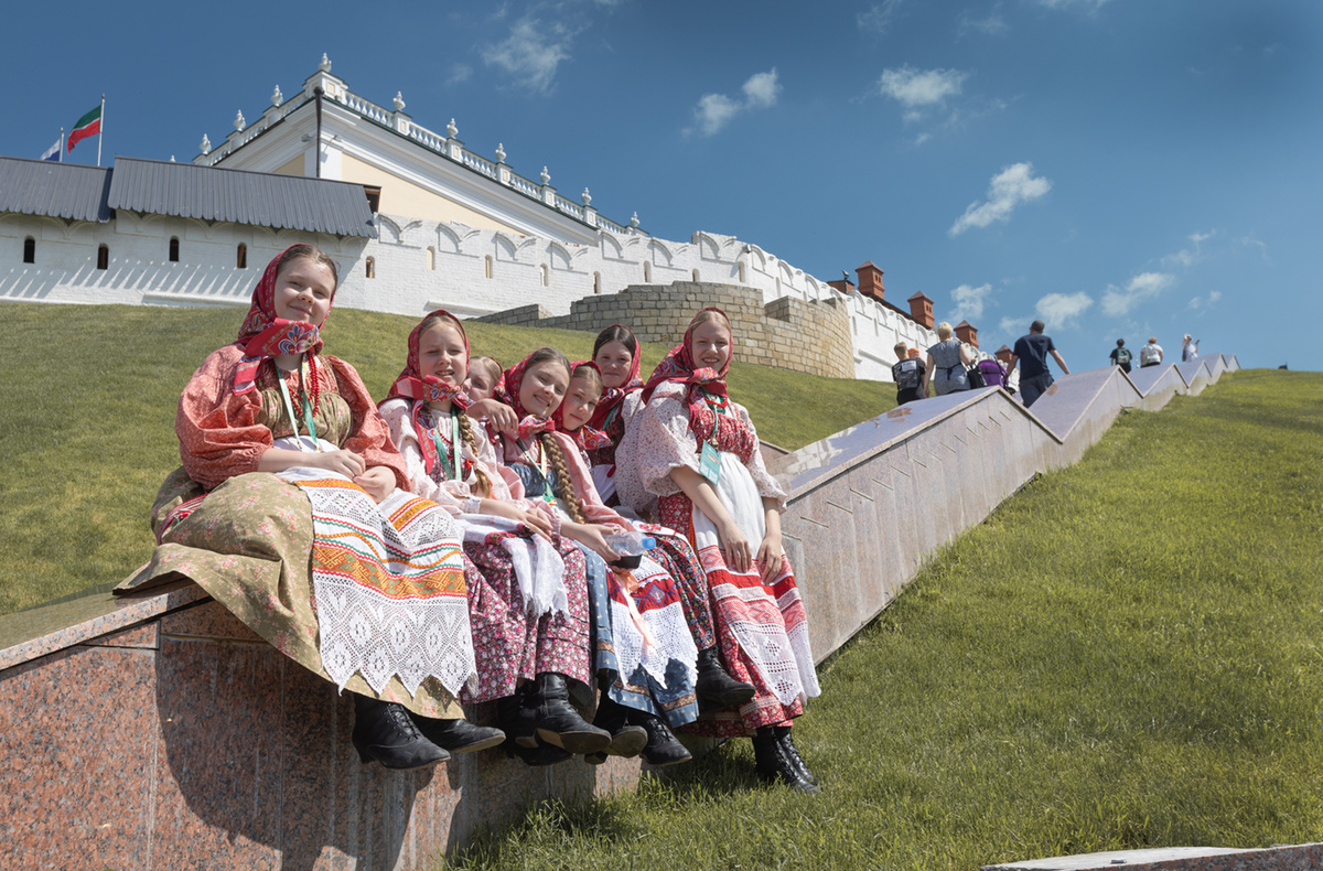 Казань входит в тройку самых популярных для туристов городов России. 
Участницы детской фольклориады в казанском кремле