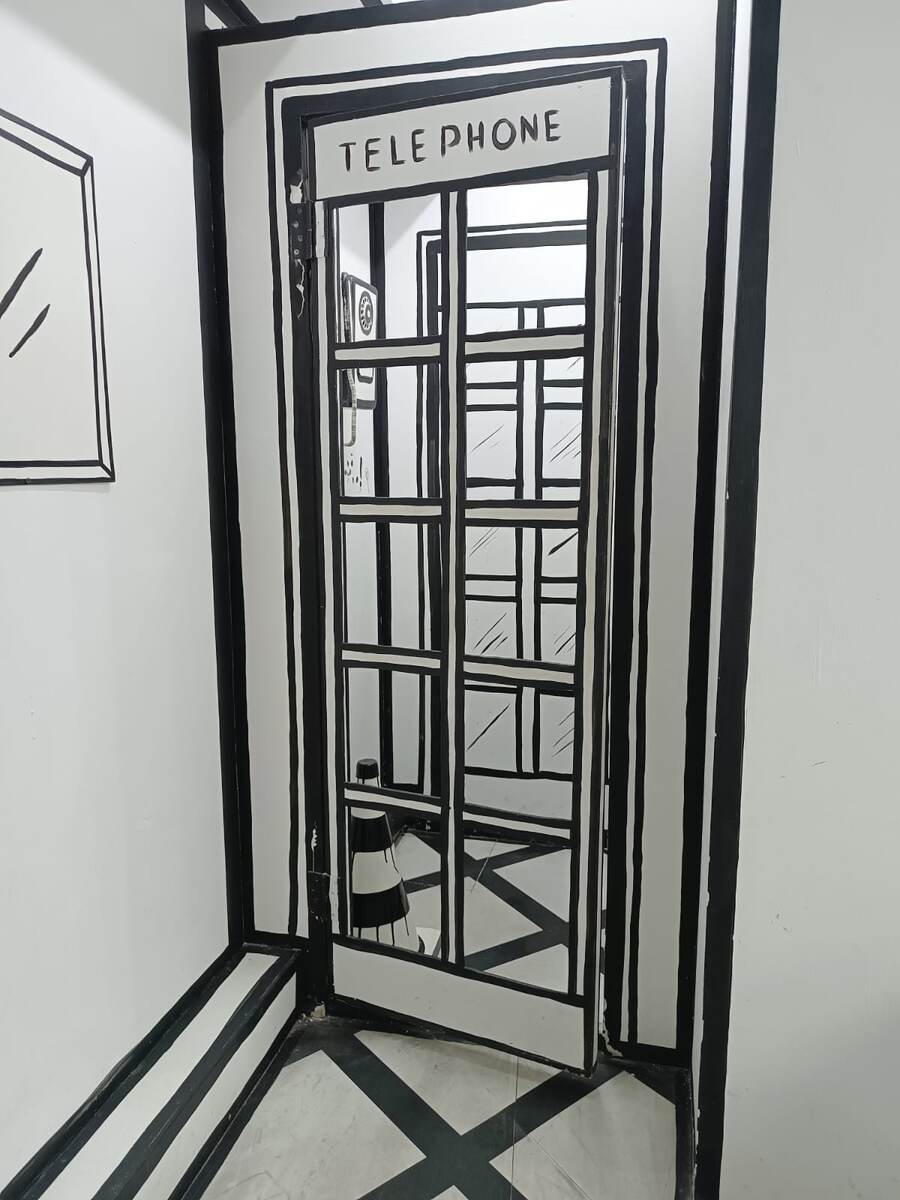 телефонная будка. Можно зайти внутрь