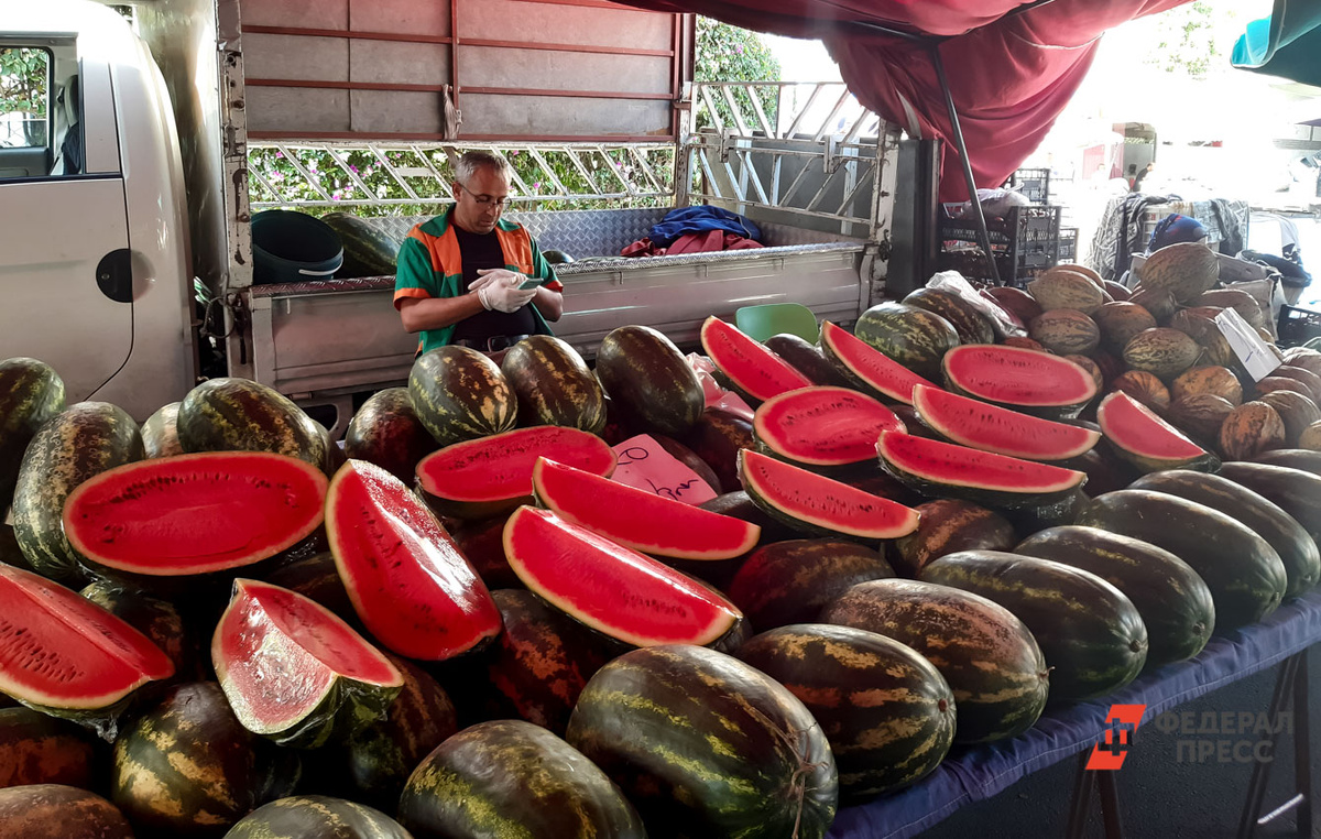 Арбузы стоит покупать не раньше августа.  Фото: Дарья Сеймовская