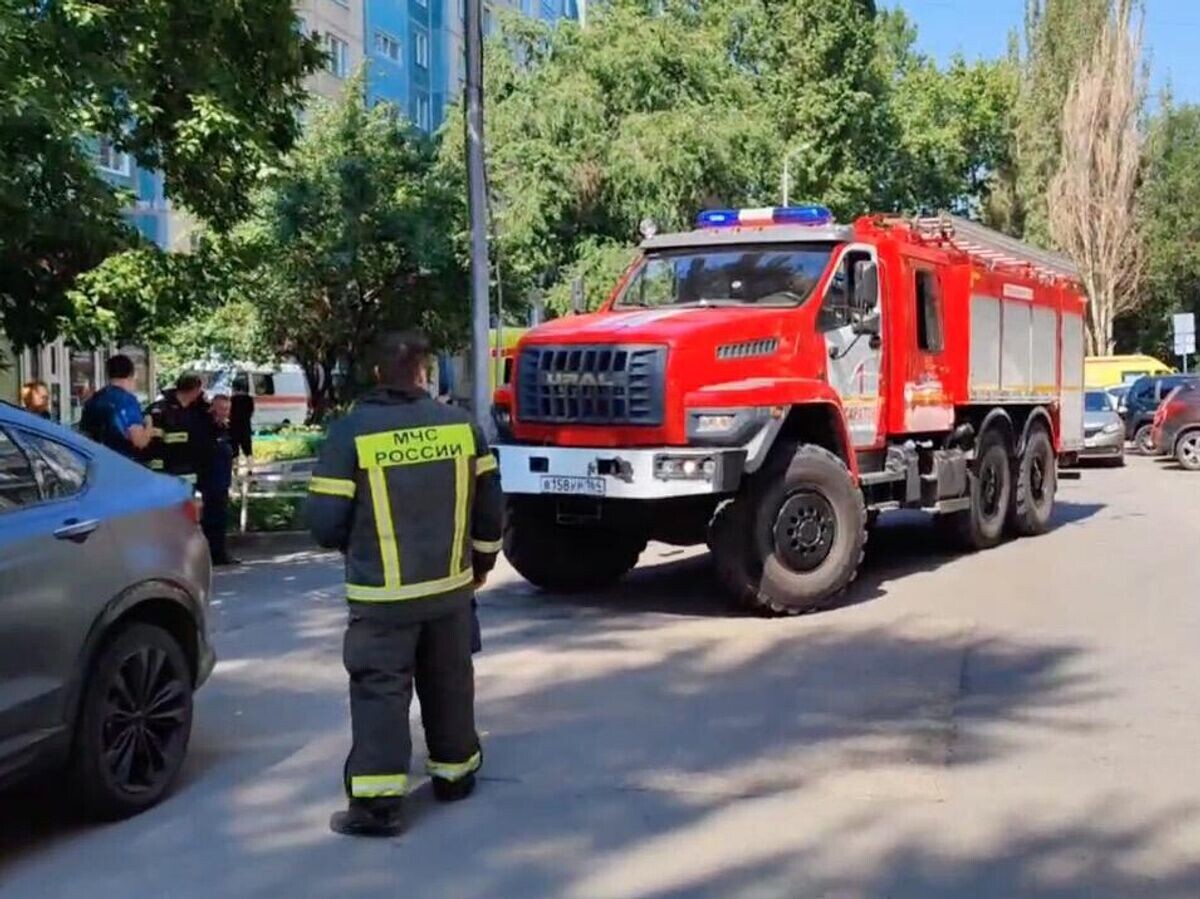    Сотрудники МЧС на месте происшествия, где в одной из квартир пятиэтажного дома взорвался электровелосипед в центре Саратова© Лада Мокроусова/Telegram