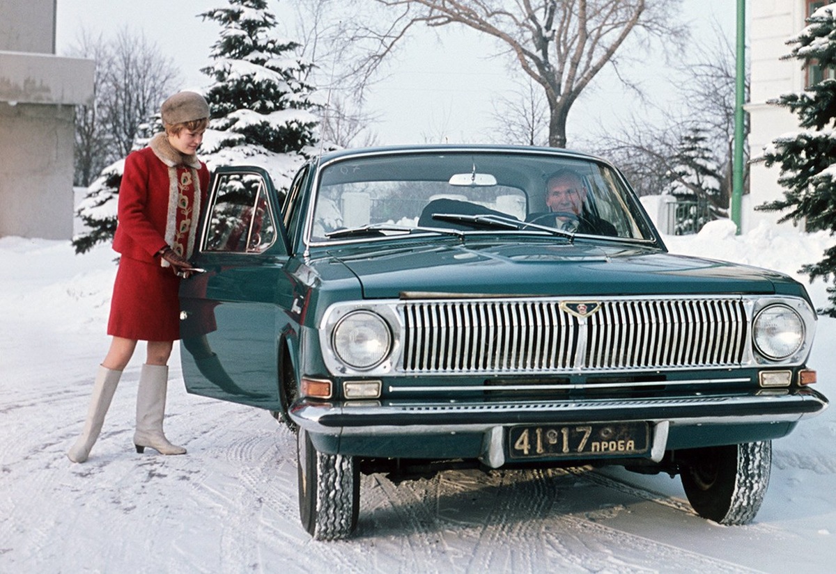    Легендарная «Волга» ГАЗ-24 была символом власти в Советском Союзе. На ней ездили чиновники, руководители госаппарата, директора предприятий, милиция и спецслужбы. Говорят, визит на таком автомобиле, и особенно черного цвета, открывал многие двери и упрощал решение важных вопросов.