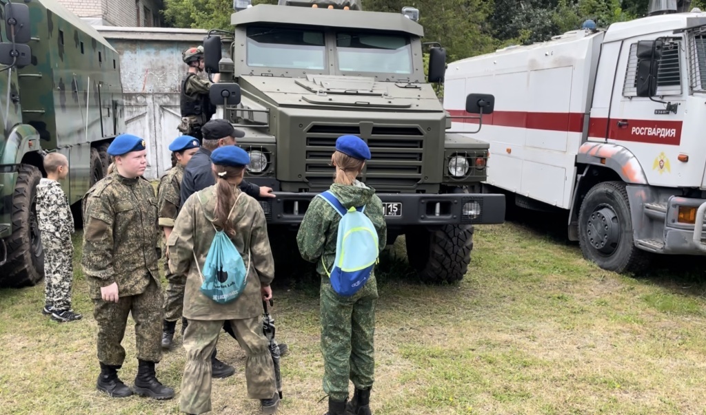 Тверские школьники надели боевые шлемы и бронежилеты, Моцарт разминировал машину
