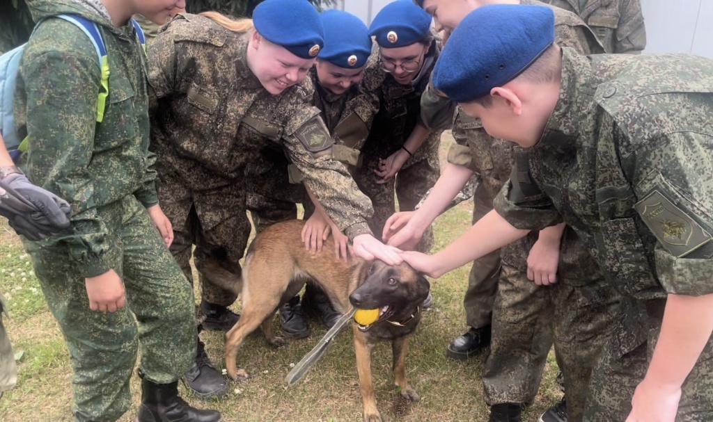 Тверские школьники надели боевые шлемы и бронежилеты, Моцарт разминировал машину