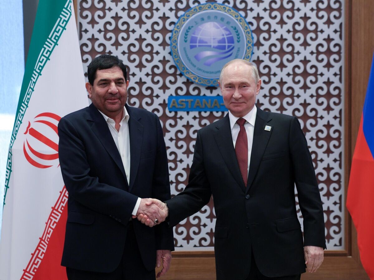    Президент РФ Владимир Путин и исполняющий обязанности главы исполнительной власти Исламской Республики Иран Мохаммад Мохбер во время встречи на полях саммита Шанхайской организации сотрудничества© РИА Новости / POOL