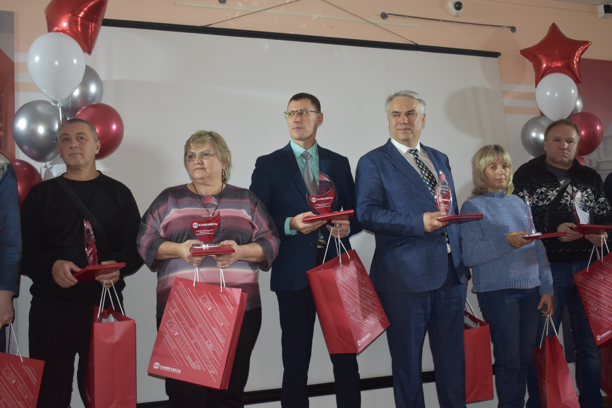 Д.А. Костенко среди коллег во время церемонии награждения в День работника кабельной промышленности 25.10.2024