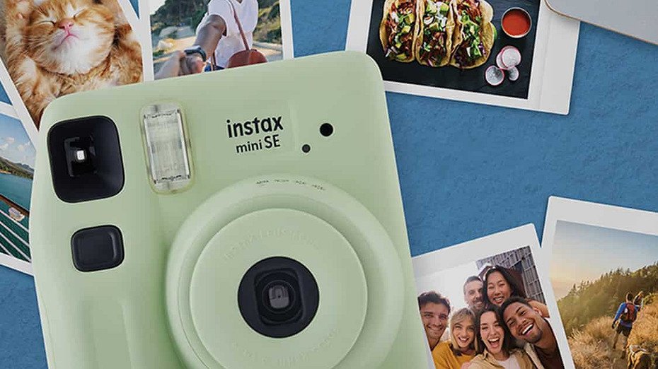 Такая вещь станет отличным подарком для всех любителей «полароидных» снимков. Компания Fujifilm анонсировала новую камеру моментальной печати — Instax mini SE.