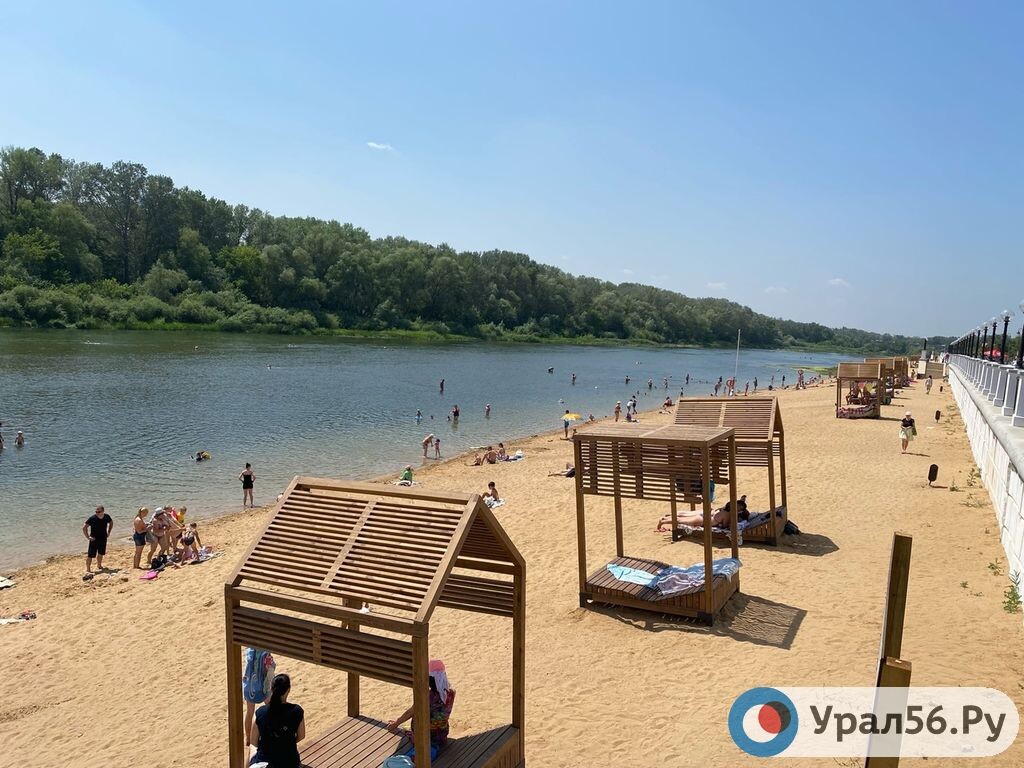   В Урале на центральном пляже Оренбурга появилось 4-метровое углубление с водоворотом