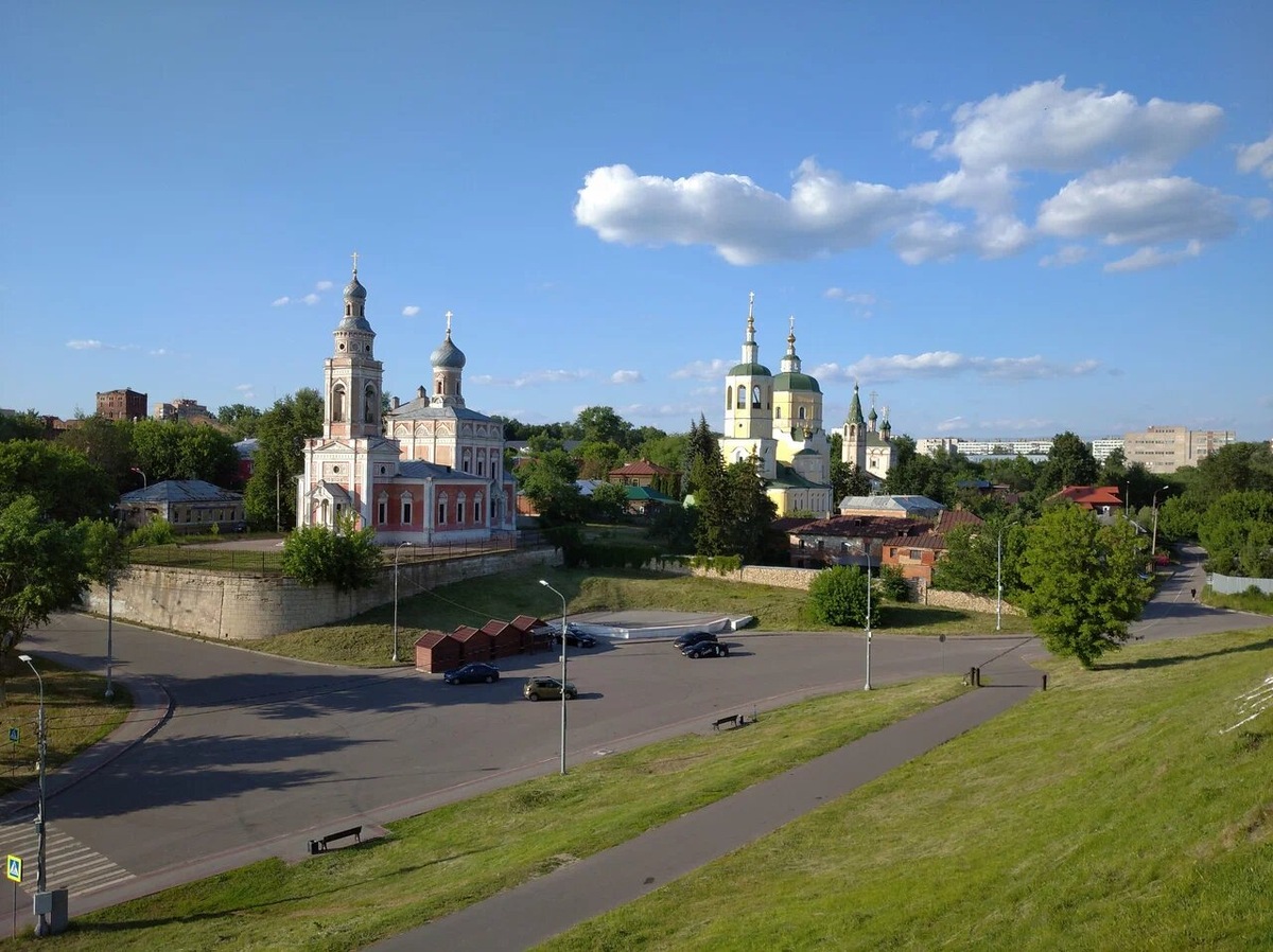 С высоты вы увидите три церкви, стоящие почти в ряд друг за другом: Успенскую, Ильинскую и Троицкую. Фото: Анисимов Павел / Яндекс Карты
