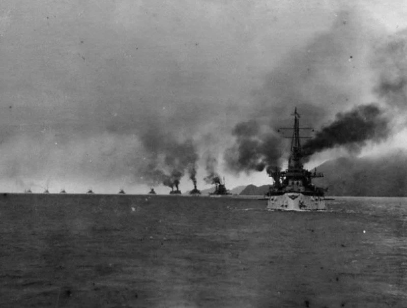 Американские броненосцы в пути. Впереди эскадренный броненосец типа “Коннектикут”