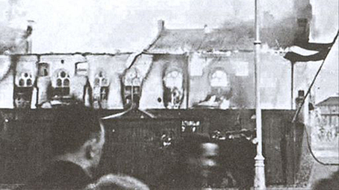 Сожжение хоральной синагоги в Риге в 1941 году © Wikipedia / неизвестный автор