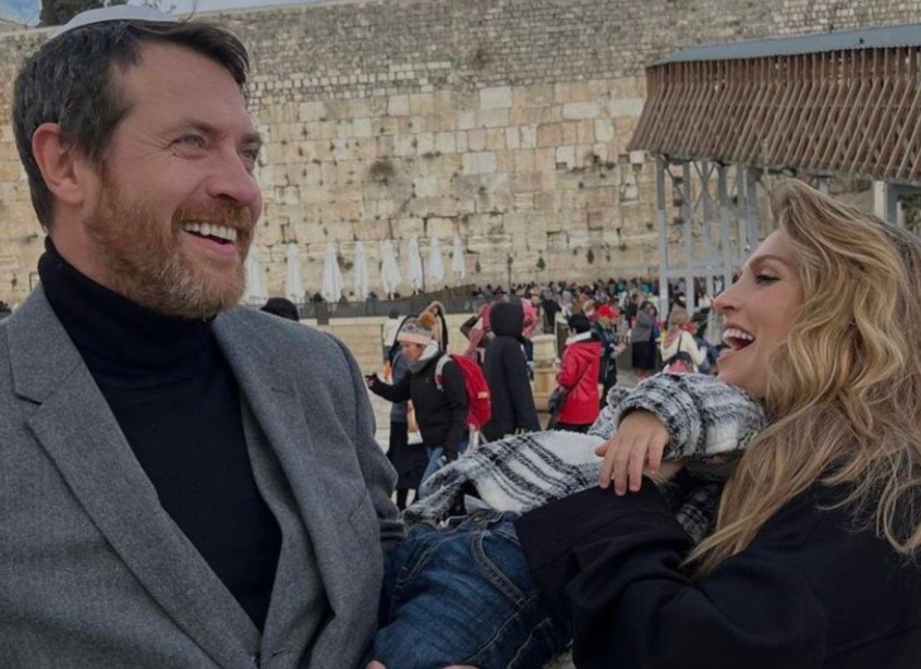   Кирилл и Александра с сыном. Фото: соцсети Александры Савельевой.