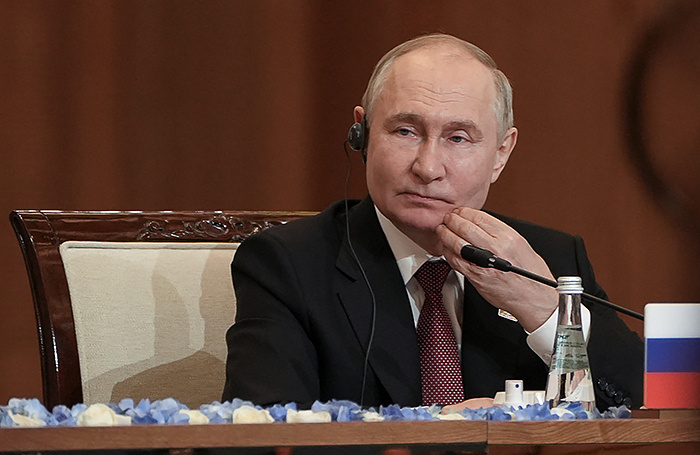    Президент РФ Владимир Путин на заседании Совета глав делегаций государств — членов Шанхайской организации сотрудничества в Астане.Turar Kazangapov/Reuters