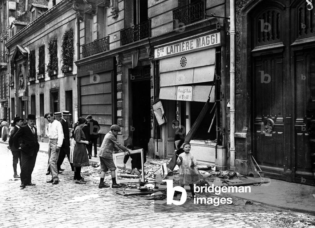 Французы громят магазин Maggi в Париже и вносят вклад в победу французского оружия. 1914 г.