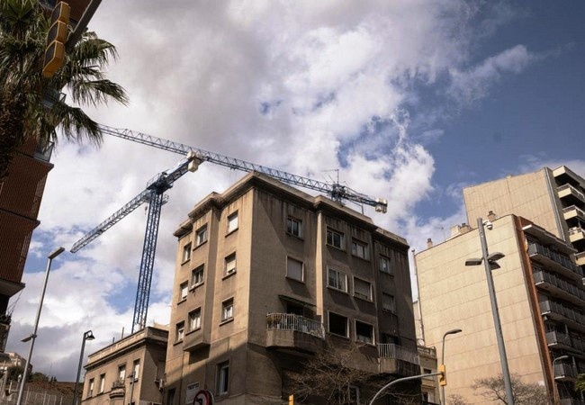 Согласно отчету оценочного общества (Sociedad de Tasación), цены на жилье в Испании увеличились на 4,3% за последний год во втором квартале 2024 года, достигнув €2 930 за квадратный метр.